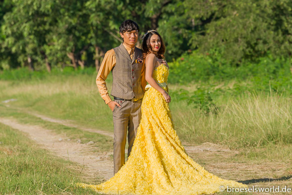 Hochzeitspaar vor dem kniglichen Palast, Mandalay, Myanmar