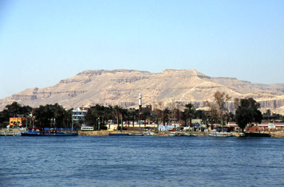 Blick von Luxor über den Nil nach Theben West